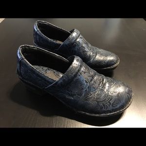 BOC embossed Blue and Black clogs women’s size 10M